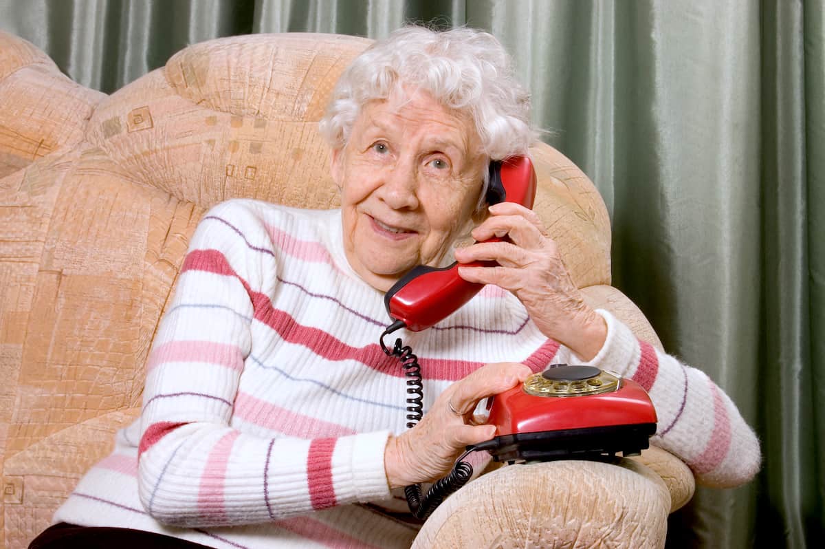 6 Best Home Phones for Elderly Seniors [2023 Reviews]